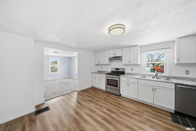 1504 HENRY Street, Pekin, IL 61554