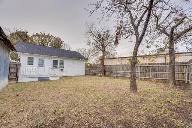 107 N Shawnee Street, Ennis, TX 75119