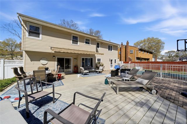 39 Fallen Leaf Road, Holbrook, NY 11741