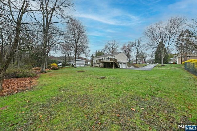 40 Woodside Road, Wyckoff, NJ 07481