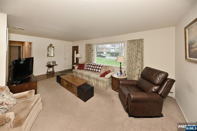 40 Woodside Road, Wyckoff, NJ 07481