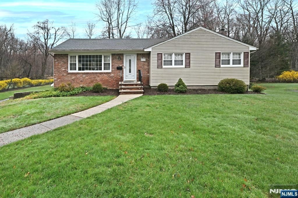 40 Woodside Road, Wyckoff, NJ 07481