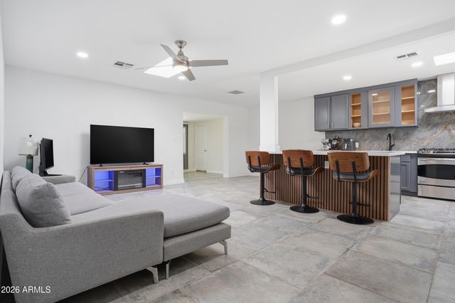 4628 E HOLLY Street, Phoenix, AZ 85008