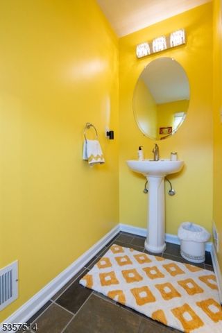 4 Linda Ct 4, Old Bridge Twp., NJ 08879