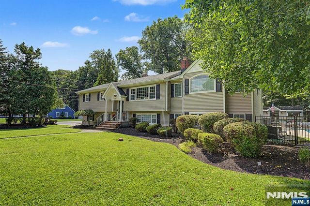 62 Andrew Avenue, Oakland, NJ 07436