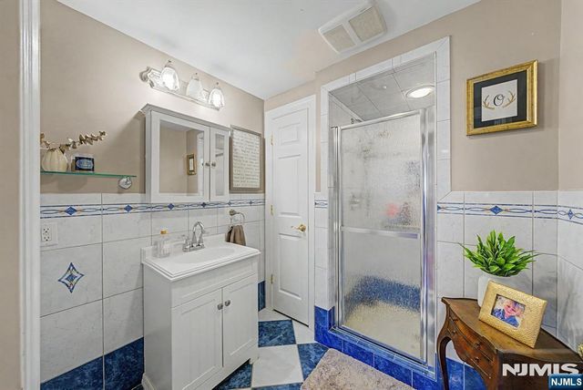 62 Andrew Avenue, Oakland, NJ 07436