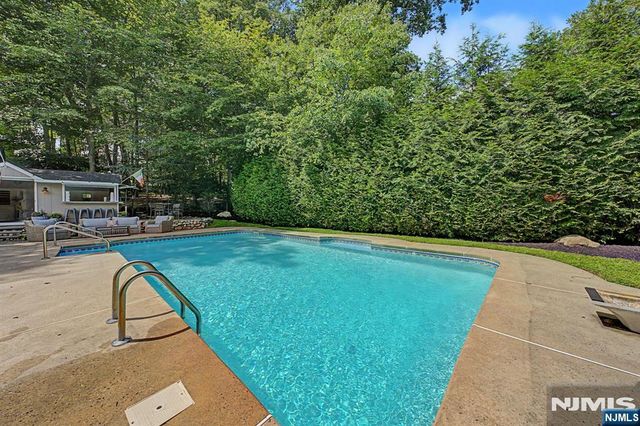 62 Andrew Avenue, Oakland, NJ 07436