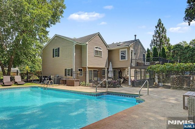 62 Andrew Avenue, Oakland, NJ 07436
