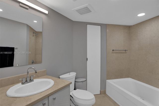 20000 E Country Club Dr 211, Aventura, FL 33180