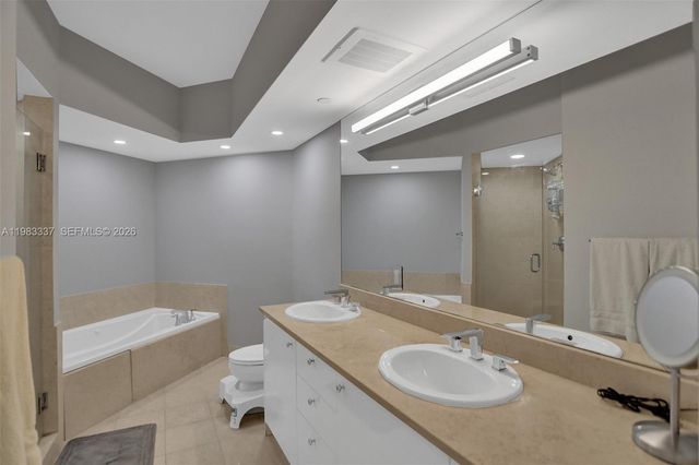 20000 E Country Club Dr 211, Aventura, FL 33180