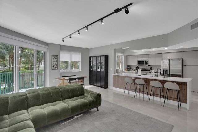 20000 E Country Club Dr 211, Aventura, FL 33180