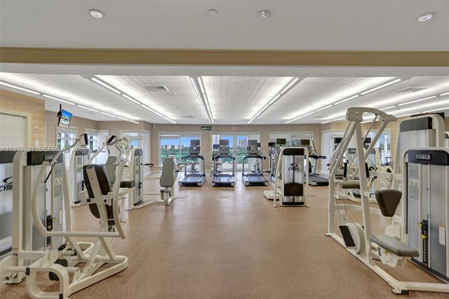 20000 E Country Club Dr 211, Aventura, FL 33180