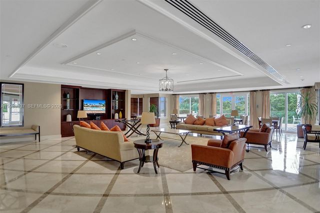 20000 E Country Club Dr 211, Aventura, FL 33180