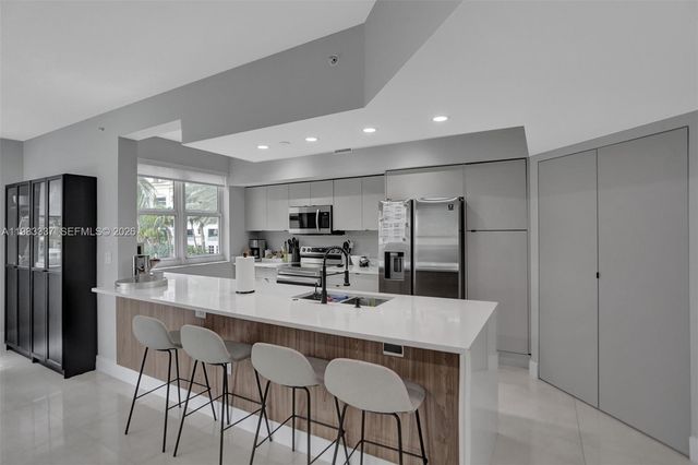 20000 E Country Club Dr 211, Aventura, FL 33180