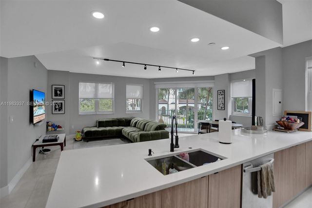 20000 E Country Club Dr 211, Aventura, FL 33180