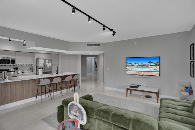 20000 E Country Club Dr 211, Aventura, FL 33180