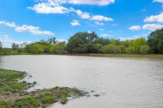 719 County Road 653, Devine, TX 78016