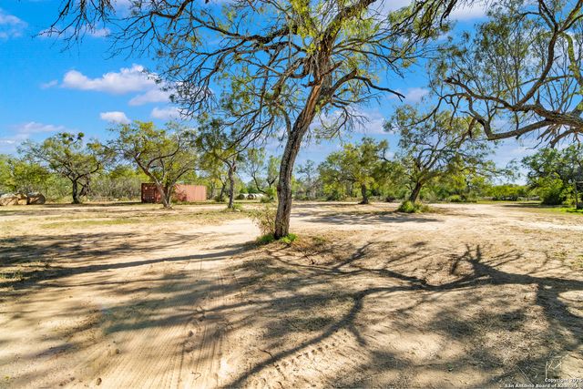 719 County Road 653, Devine, TX 78016