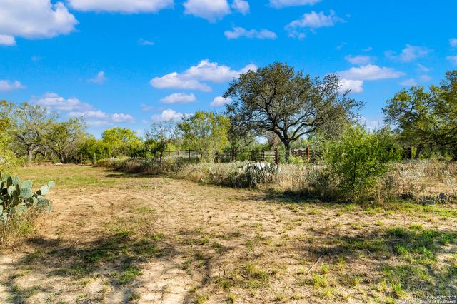 719 County Road 653, Devine, TX 78016