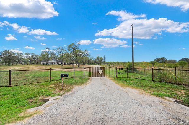 719 County Road 653, Devine, TX 78016