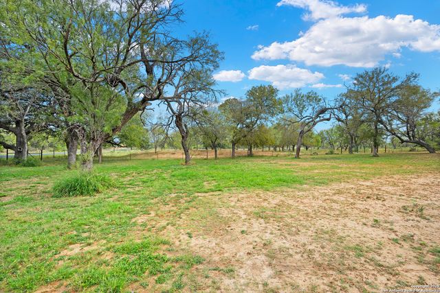 719 County Road 653, Devine, TX 78016