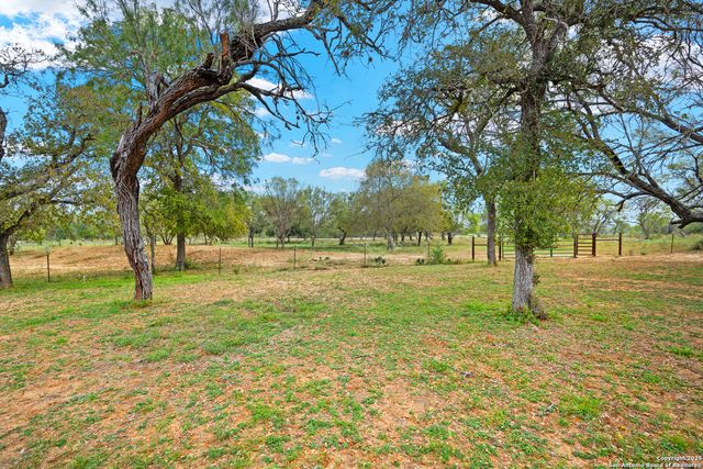 719 County Road 653, Devine, TX 78016
