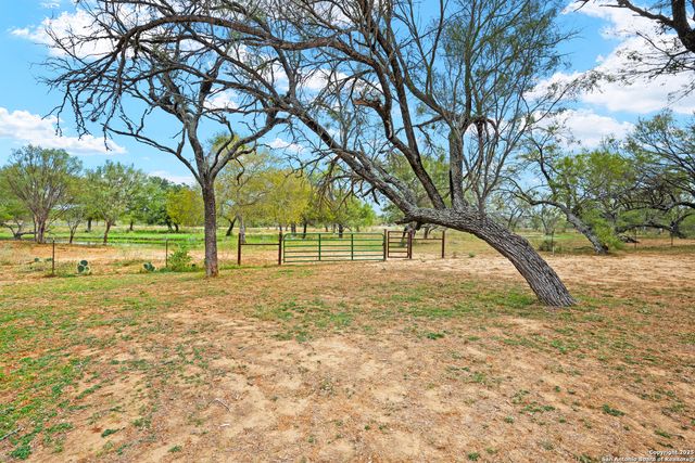 719 County Road 653, Devine, TX 78016