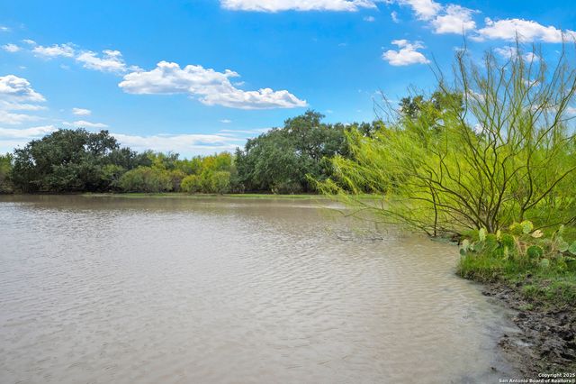 719 County Road 653, Devine, TX 78016