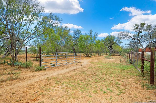 719 County Road 653, Devine, TX 78016