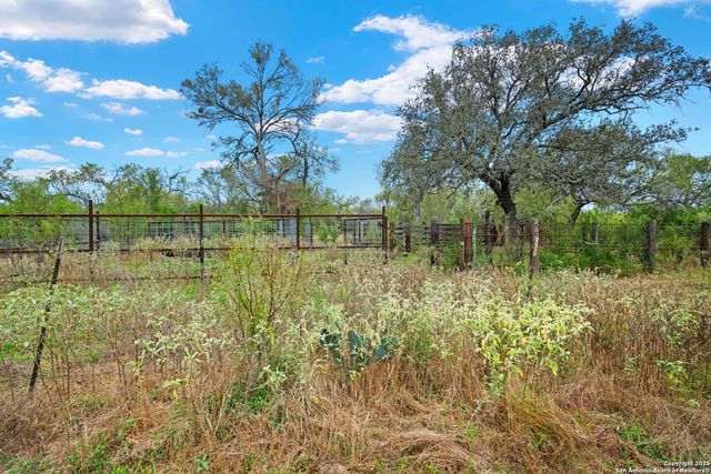 719 County Road 653, Devine, TX 78016