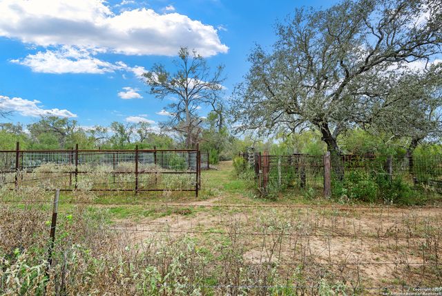719 County Road 653, Devine, TX 78016