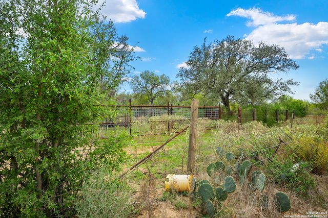 719 County Road 653, Devine, TX 78016