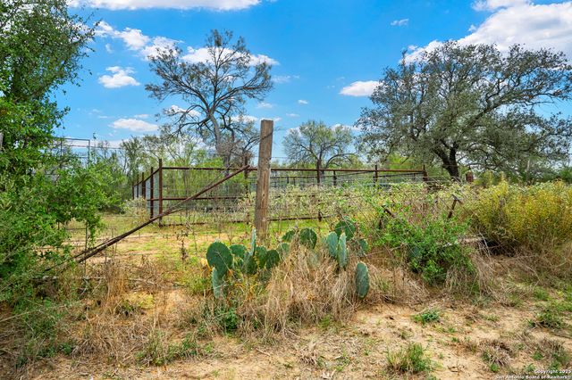 719 County Road 653, Devine, TX 78016