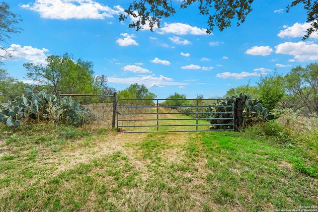 719 County Road 653, Devine, TX 78016