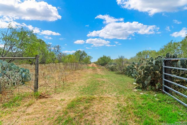 719 County Road 653, Devine, TX 78016