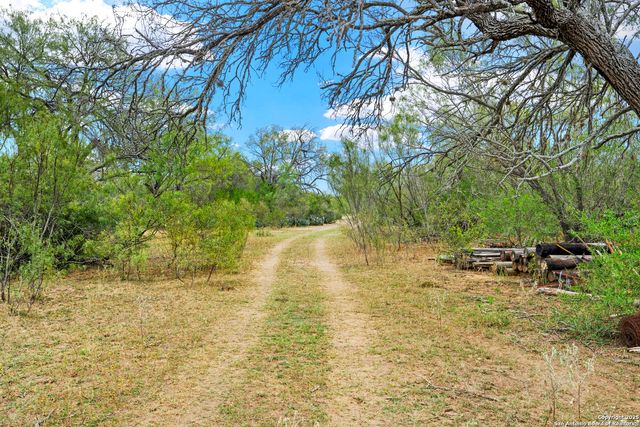 719 County Road 653, Devine, TX 78016