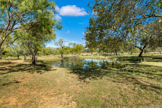 719 County Road 653, Devine, TX 78016