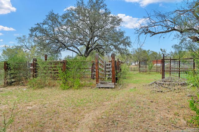 719 County Road 653, Devine, TX 78016