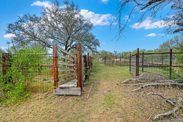719 County Road 653, Devine, TX 78016