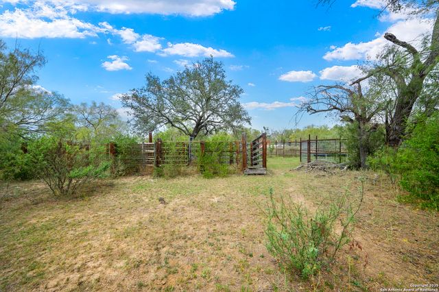 719 County Road 653, Devine, TX 78016