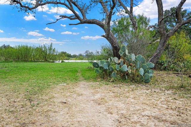 719 County Road 653, Devine, TX 78016