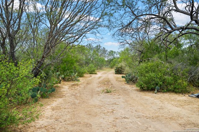 719 County Road 653, Devine, TX 78016