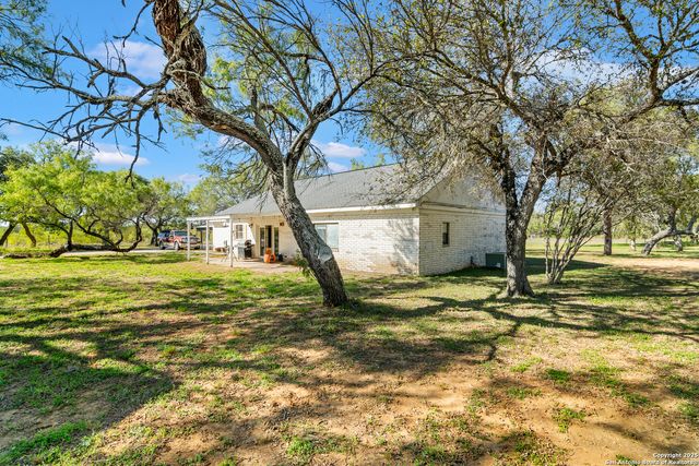 719 County Road 653, Devine, TX 78016