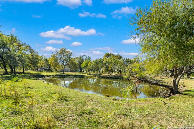 719 County Road 653, Devine, TX 78016