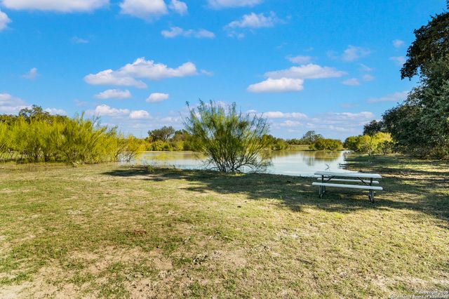 719 County Road 653, Devine, TX 78016