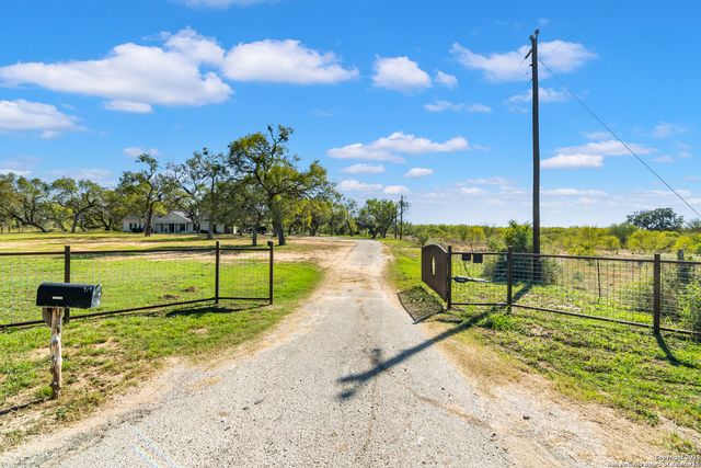 719 County Road 653, Devine, TX 78016