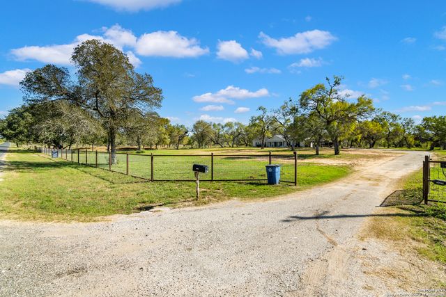 719 County Road 653, Devine, TX 78016