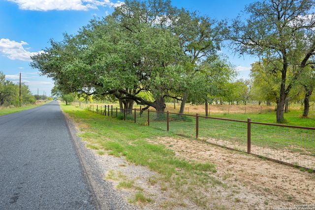 719 County Road 653, Devine, TX 78016