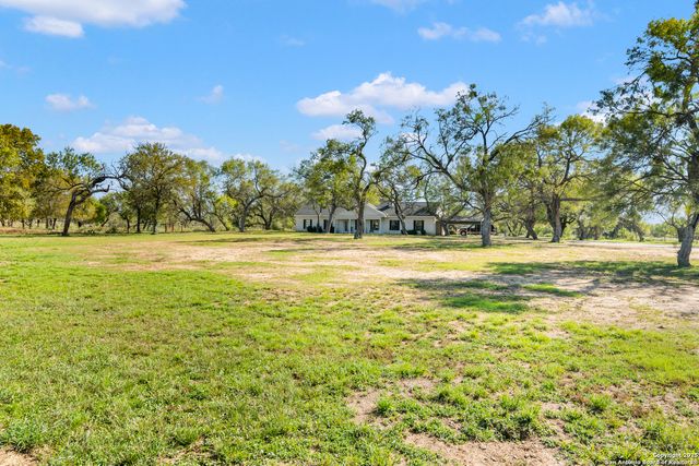 719 County Road 653, Devine, TX 78016