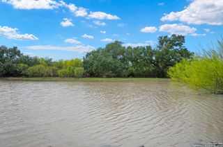 719 County Road 653, Devine, TX 78016